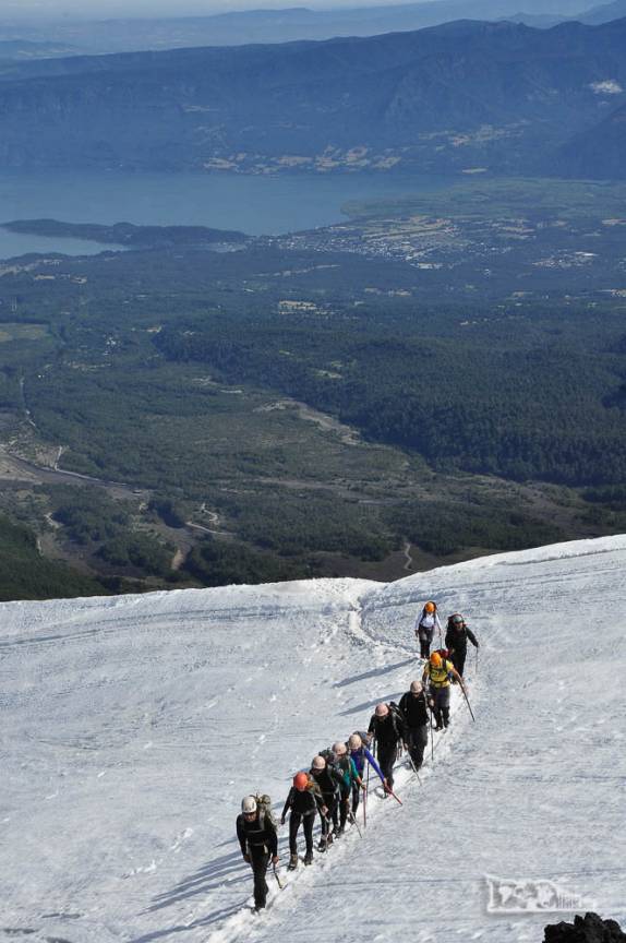 Um dos muitos grupos a subir o vulcão Villarrica, na região de Pucón, no sul do Chile